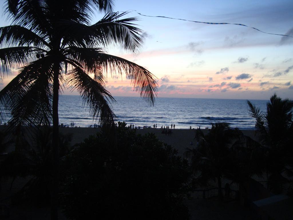 Topaz Beach Hotel Negombo Esterno foto