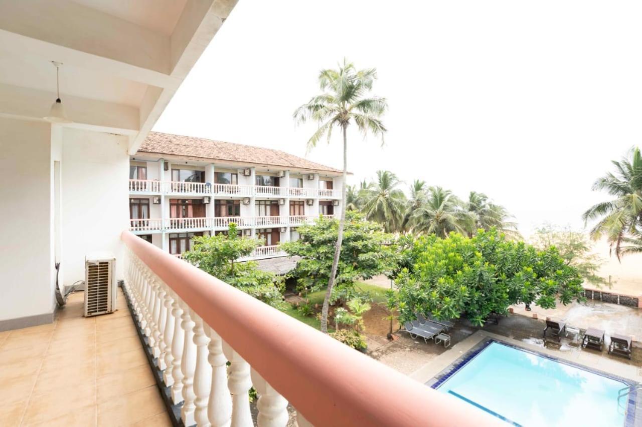 Topaz Beach Hotel Negombo Esterno foto