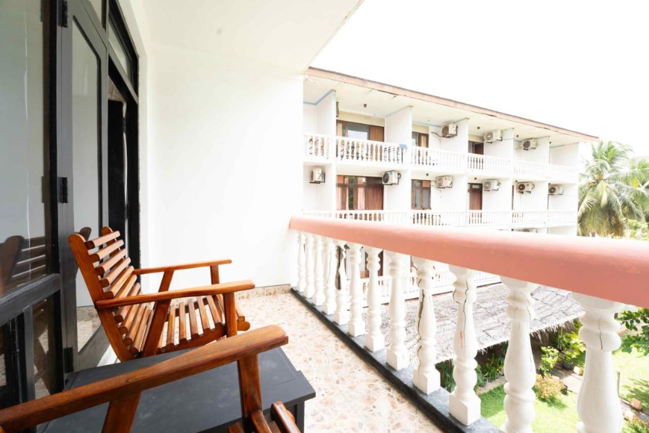 Topaz Beach Hotel Negombo Esterno foto