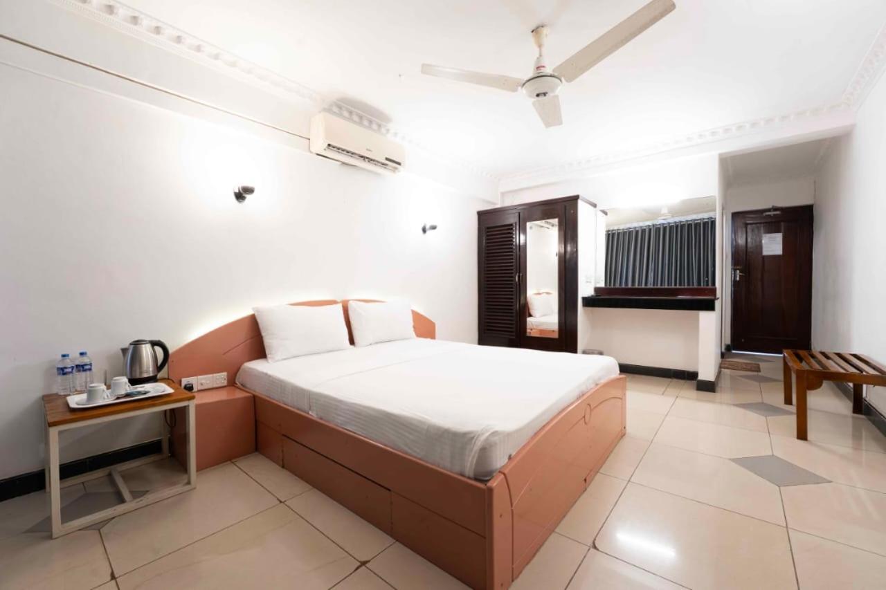 Topaz Beach Hotel Negombo Esterno foto