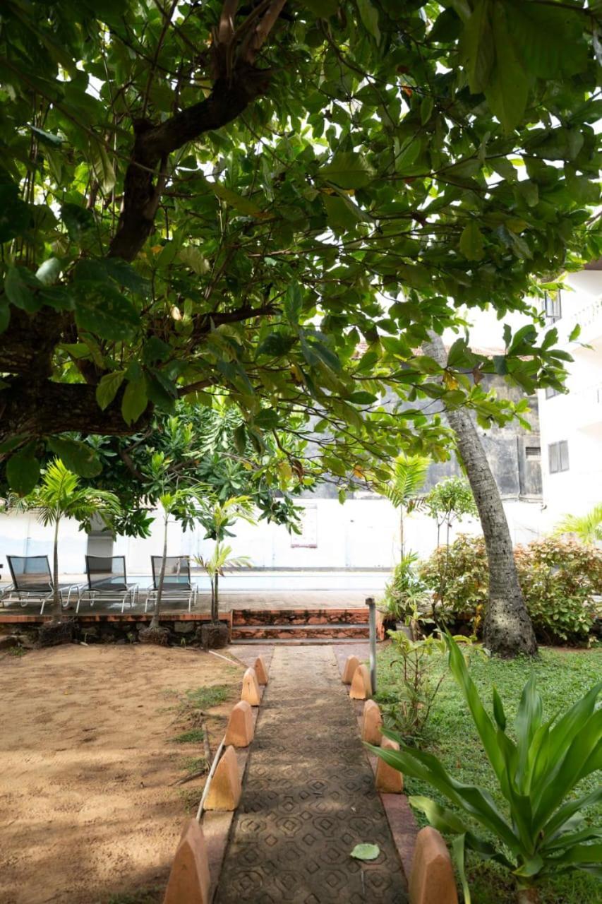 Topaz Beach Hotel Negombo Esterno foto